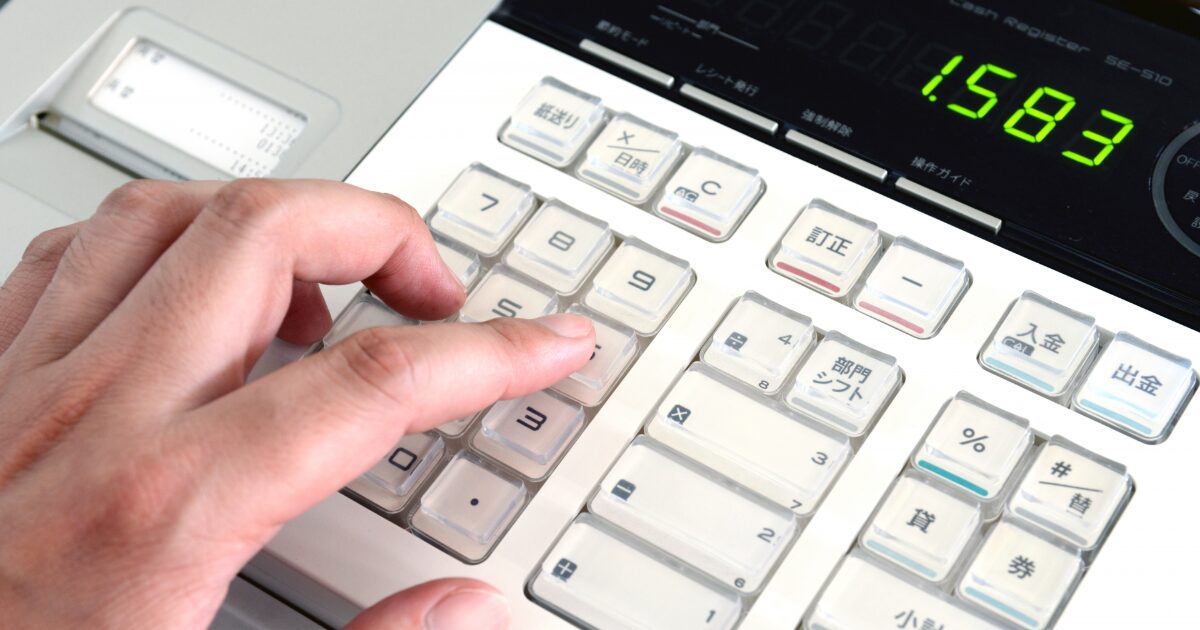 レジのテンキーを操作する手元