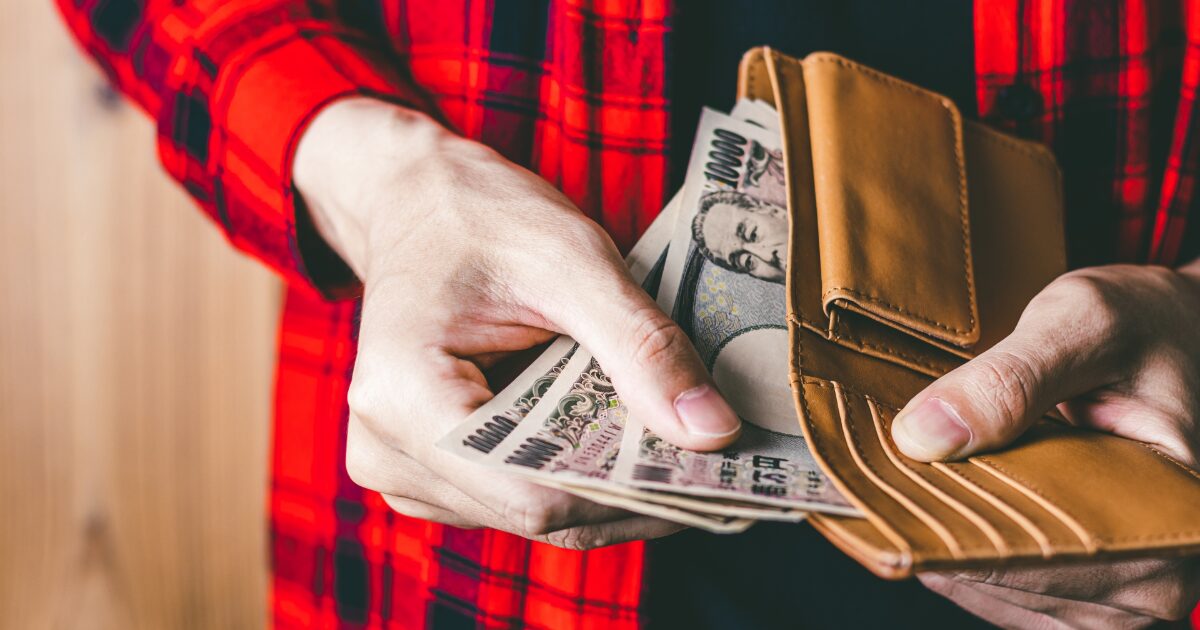 財布から日本円の紙幣を取り出す手元