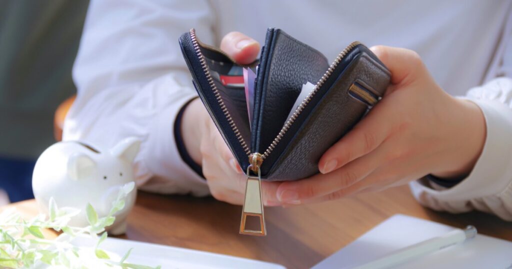 財布の中身を確認する女性の手元とカード収納