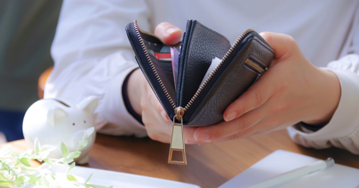 財布の中身を確認する女性の手元とカード収納