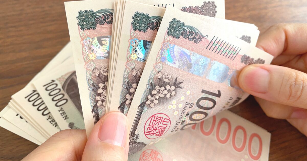 一万円札を数える手元のクローズアップで現金管理の様子