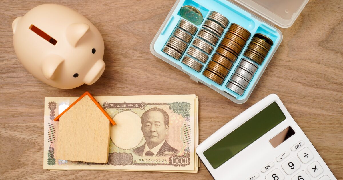 貯金箱とコインケースと一万円札で表現した貯蓄と資金管理のイメージ