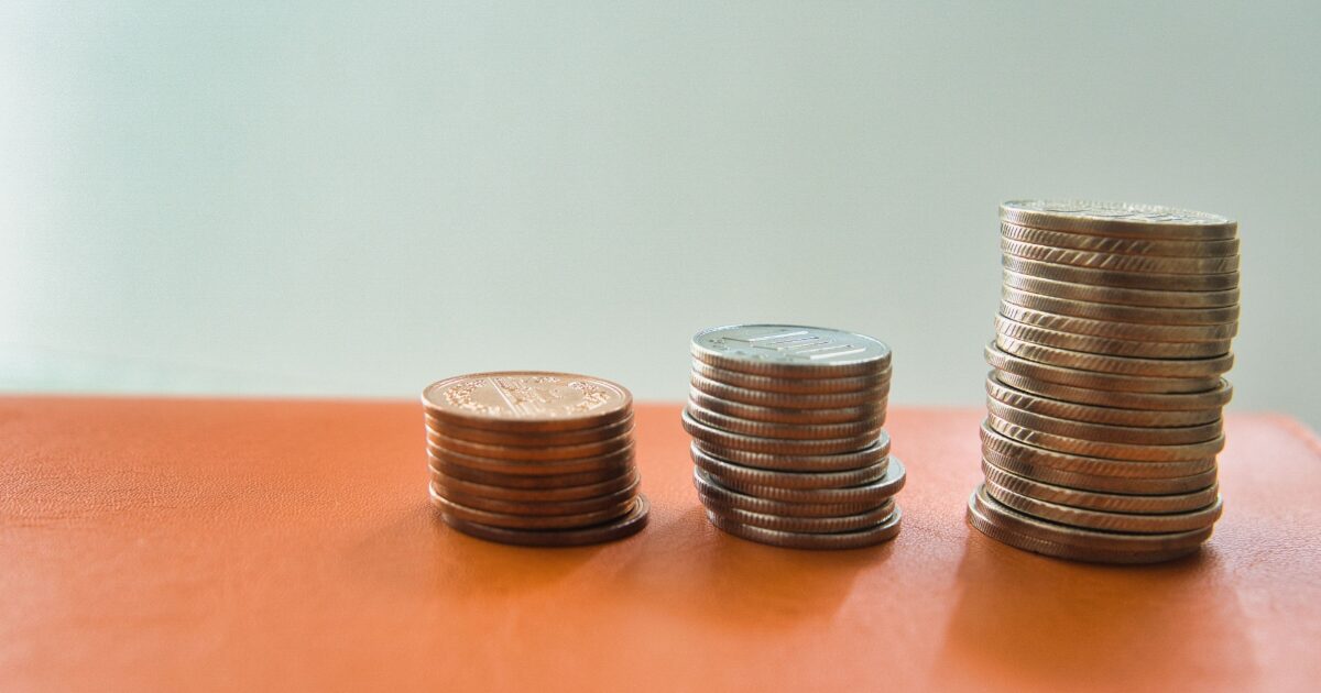 積み上がる硬貨で表す貯金増加と資産形成のイメージ