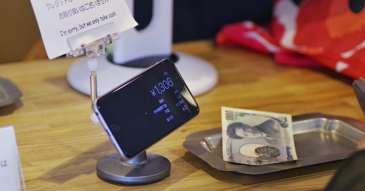 現金のみ対応のレジで支払い金額を表示する端末と現金トレー