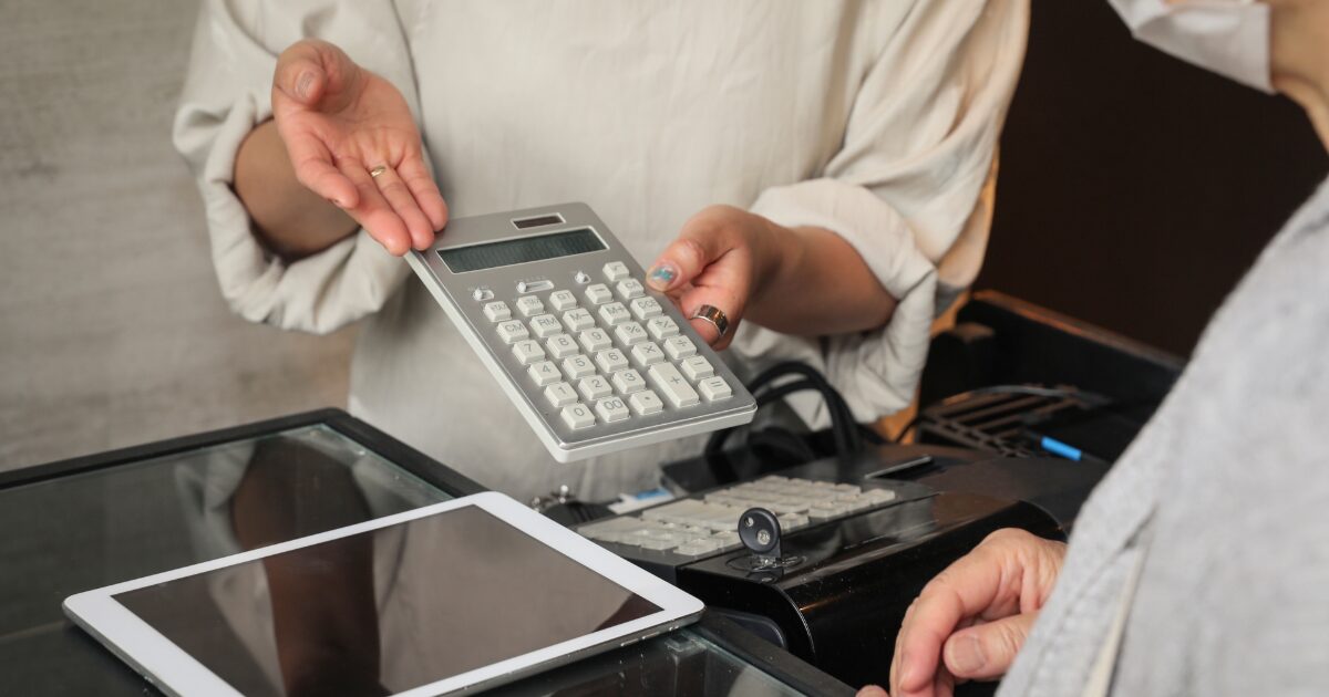 電卓を使って会計金額を計算するレジ対応の様子