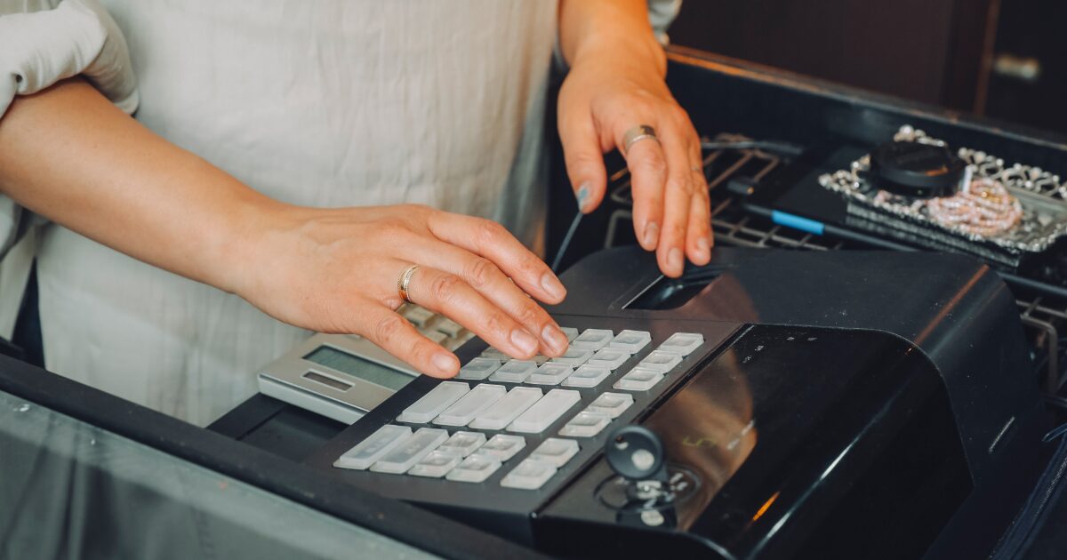 レジでスマートフォン決済を行うキャッシュレス支払いのシーン