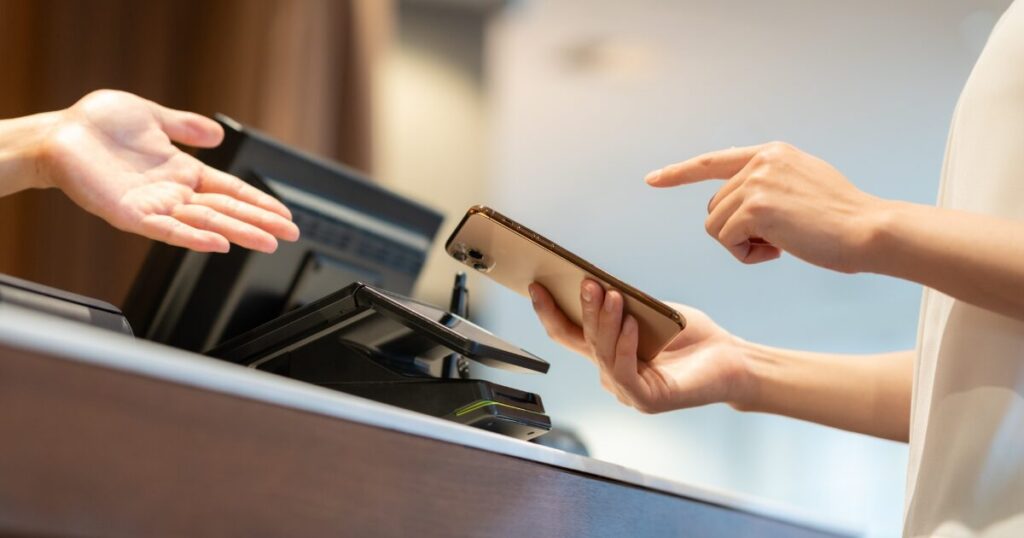 現金トレーに置かれた日本円の紙幣と硬貨のセット